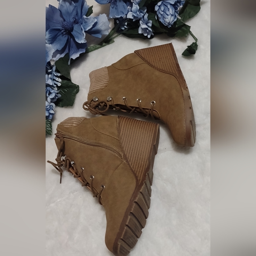 Excellent condition boots for women size 9.5
